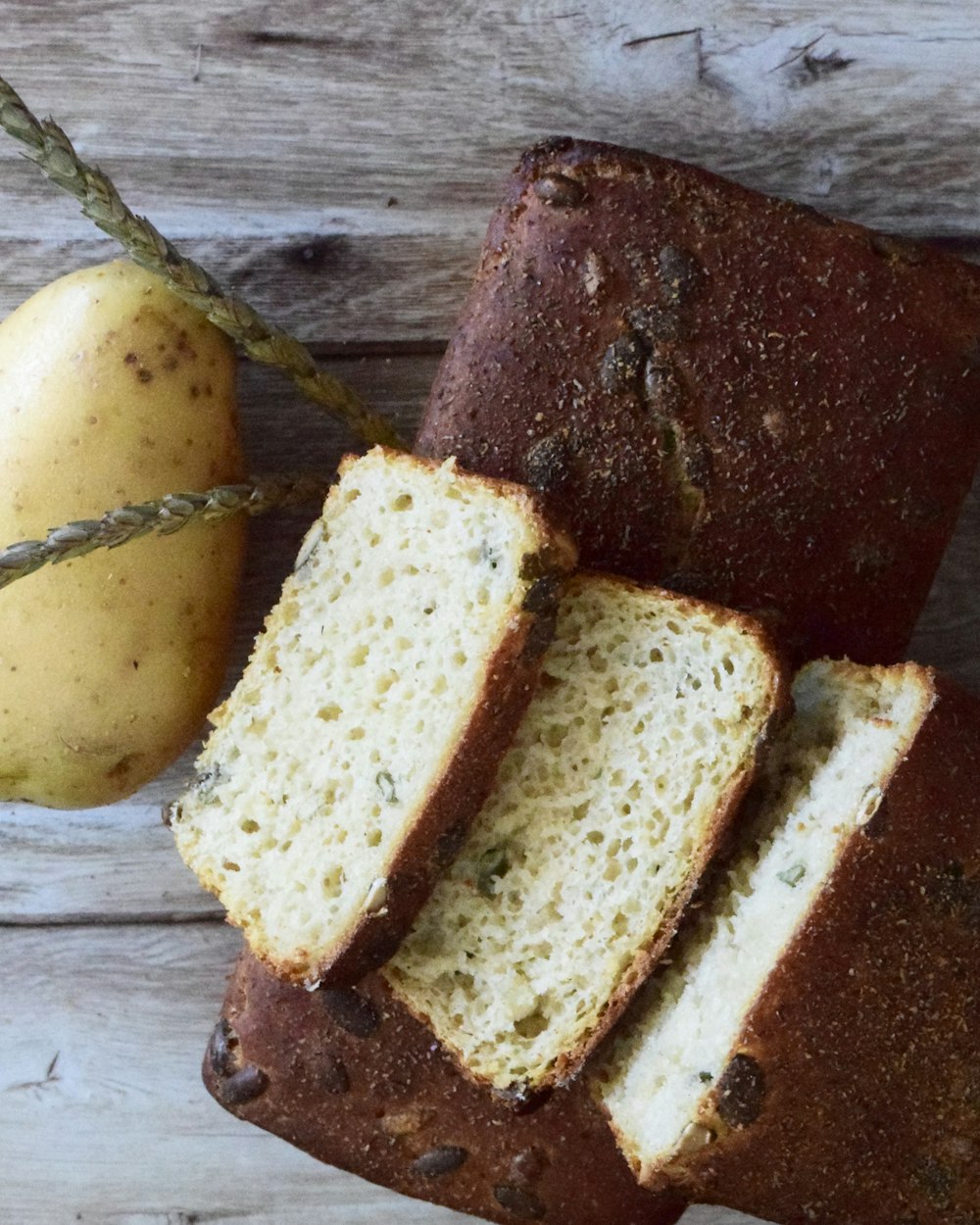 Pagnotta di pane alla zucca con semi in superficie