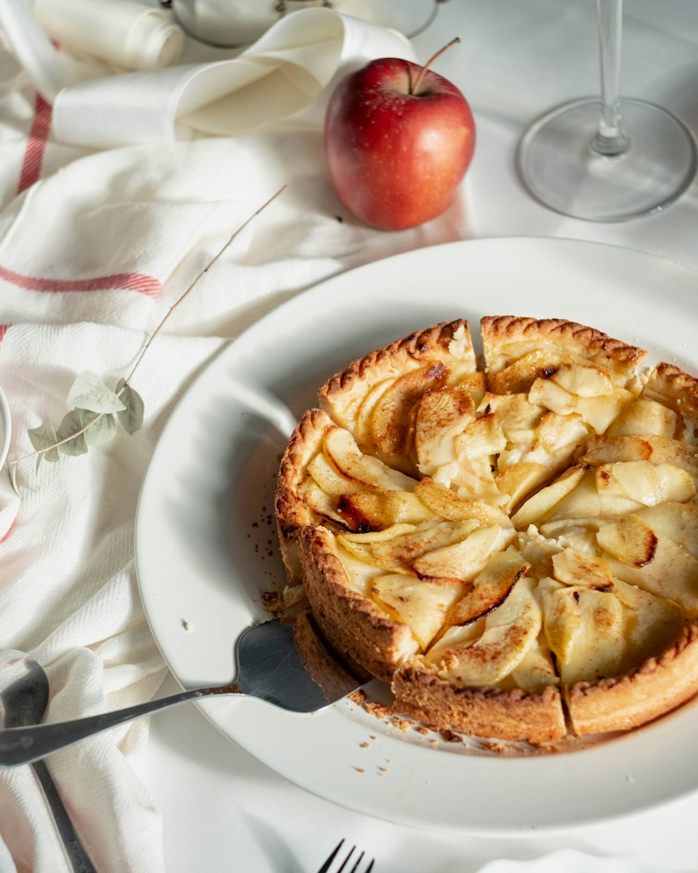 Torta soffice alle mele a fette su un piatto bianco