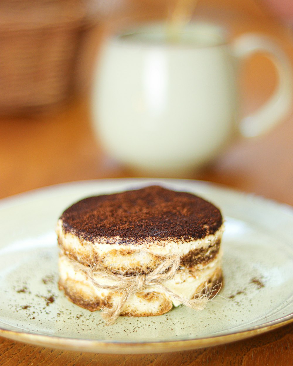 Dessert al cucchiaio con crema chiara e cacao